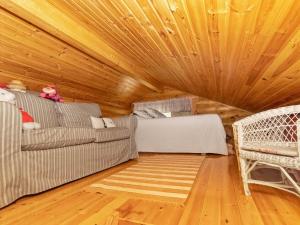 un soggiorno con divano e soffitto in legno di Holiday Home Jyrkänne by Interhome a Pyöli