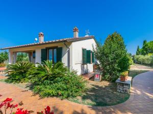 uma pequena casa branca com persianas verdes em Holiday Home Villa della Duna by Interhome em Collemezzano