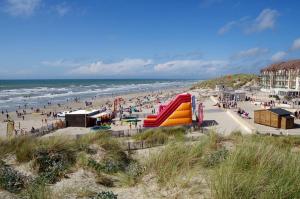un groupe de personnes sur une plage avec toboggan dans l'établissement Studio Cabine Sainte-Cécile à 100m de la plage, à Camiers
