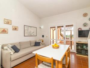 una sala de estar con un sofá y una mesa en Apartment Arcobaleno by Interhome, en Porto Istana