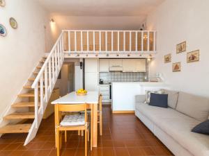 cocina y sala de estar con escalera y sofá en Apartment Arcobaleno by Interhome, en Porto Istana