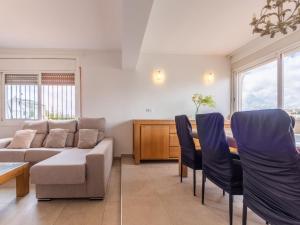 sala de estar con sofá, mesa y sillas en Holiday Home Cibada by Interhome en Pobla de Montornés