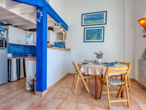 cocina y comedor con mesa y sillas en Apartment Duplex Ortal by Interhome en Lacanau