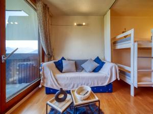 une chambre avec un lit et un lit superposé dans l'établissement Studio Pegase Phenix-73 by Interhome, au Corbier 36 autres photos