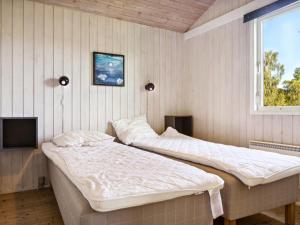 2 camas en una habitación con ventana en Holiday Home Henryk - 350m from the sea in Djursland and Mols by Interhome en Ørby
