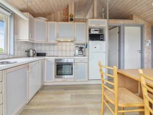 Dapur atau dapur kecil di Holiday Home Dorit - all inclusive - 100m from the sea by Interhome