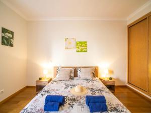 アルマカオ・デ・ペラにあるApartment Sunny Beach Treasure by Interhomeのベッドルーム1室(青い枕2つ付きのベッド1台付)