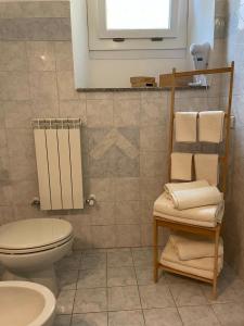 a bathroom with a toilet and a sink and towels at HOME BIJOUX in Rho