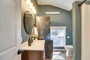 コロンビア・フォールズにある20 Mi to Glacier Natl Park Pet-Friendly Cabinの洗面台と鏡のあるバスルーム +16枚の写真