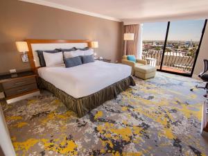 Postel nebo postele na pokoji v ubytování Hotel Lucerna Ciudad Juarez