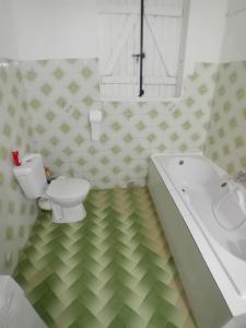 łazienka z toaletą i wanną w obiekcie Résidence Mathurin w mieście Anse-Bertrand