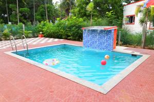 una pequeña piscina con azulejos azules en VR Villa, en Sadras
