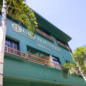 un edificio blu con un cartello sopra di DUO BOUTIQUE HOTEL a Medellín