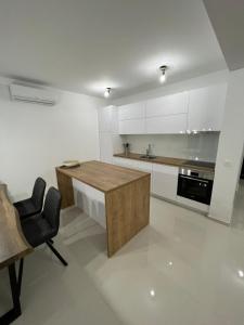 Residence Doli في فرسي: مطبخ مع طاولة خشبية وكرسي أسود
