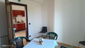 uma mesa e cadeiras num quarto com uma cozinha em Agriturismo Sant' Anna Ortì em Reggio di Calabria