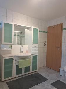 een badkamer met een wastafel en een spiegel bij Schöne 2 Zimmer Wohnung in Fürth