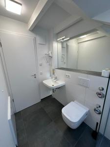 ein Badezimmer mit einem weißen WC und einem Waschbecken in der Unterkunft NorthWest Apartments in Hamburg