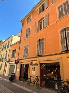 un edificio con bicicletas estacionadas fuera de él en una calle en CABADOL - Appartement Aix centre historique - très calme - 50m cours Mirabeau, en Aix-en-Provence