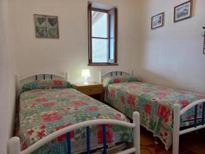 een slaapkamer met 2 bedden en een raam bij Salina perla verde in Leni