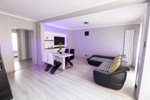 een woonkamer met een bank en een tafel bij WhiteHouse in Arad