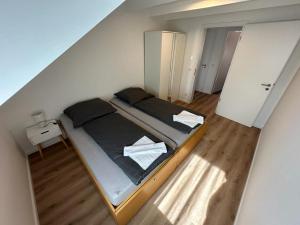ein Schlafzimmer mit einem großen Bett in einem Zimmer in der Unterkunft NorthWest Apartments in Hamburg