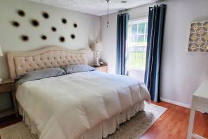 InmanにあるThe Great Escape - Lakefront Rental with Viewsの大きな白いベッドと窓のある寝室