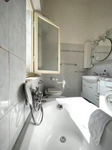 Vonios kambarys apgyvendinimo įstaigoje Viareggio ampia casa con giardino