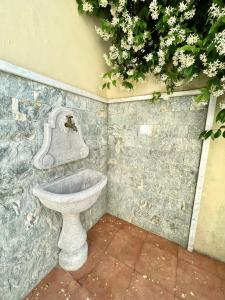Ein Badezimmer in der Unterkunft Viareggio ampia casa con giardino