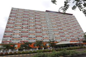 duży apartamentowiec z wieloma oknami w obiekcie OYO Life 92859 Biant House w mieście Bekasi