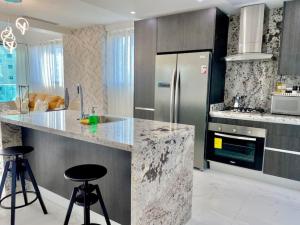 Kuchyň nebo kuchyňský kout v ubytování Upscale City Center Condo