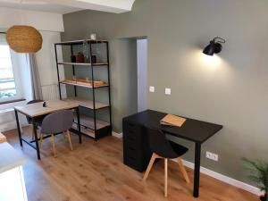 um quarto com uma secretária, uma mesa e uma prateleira em Pour 1 à 9 personnes - La gerbe de blé - Terrasse em Laval