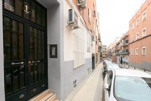 una calle con un coche estacionado al lado de un edificio en For You Rentals Bonito y cómodo estudio cerca al Barrio Tetuán M (ARA1) en Madrid