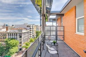 balkon z krzesłami i widokiem na miasto w obiekcie Home Art Apartments Chamberí w Madrycie
