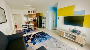 una sala de estar con una colorida habitación con TV en AF Homestay 15mins to KLIA FREE WIFI NETFLIX, en Sepang