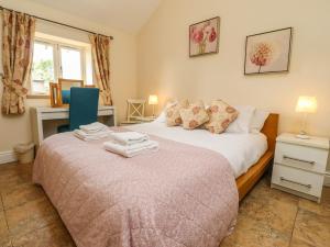 1 Schlafzimmer mit 2 Betten und einem Fenster in der Unterkunft Stable Cottage in Burton in Lonsdale