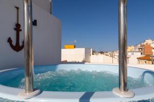 eine Badewanne mit zwei Metallstangen im Wasser in der Unterkunft Hotel Boutique La Brisa del Mar in Estepona