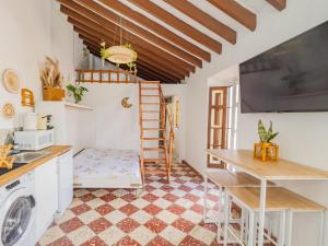 eine Küche mit einer Waschmaschine und einem Tisch in der Unterkunft Cubo's Estudio Casabermeja Noches de Luna B & Pool in Casabermeja