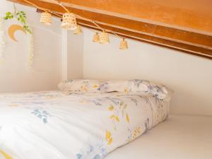 En eller flere senge i et værelse på Cubo's Estudio Casabermeja Noches de Luna B