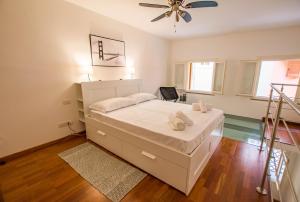 1 dormitorio con 1 cama y ventilador de techo en La casa di Lù en Trieste