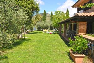 a yard next to a house with a yard at Villa Il Casolare Country House con piscina in Itri