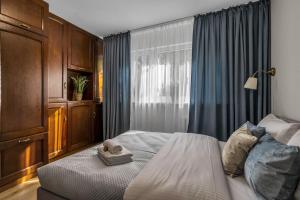 Säng eller sängar i ett rum på Wola Koło Blue Apartment