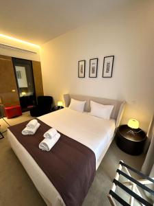 Un pat sau paturi într-o cameră la Golden Lisbon Hotel