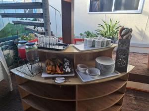 stół z talerzami żywności na balkonie w obiekcie Alec's Hotel w mieście Apia