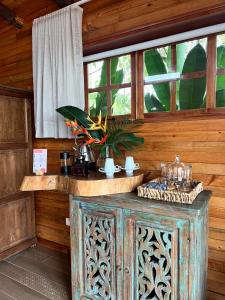 um balcão de madeira num quarto com uma janela em La Perla Finca Hotel em Gigante