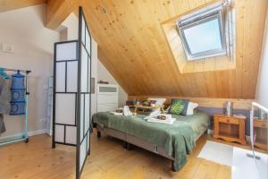 Posteľ alebo postele v izbe v ubytovaní Chalet Like Upstairs Private Suite