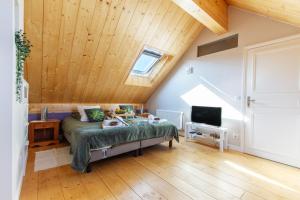 Posteľ alebo postele v izbe v ubytovaní Chalet Like Upstairs Private Suite