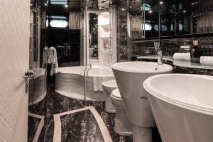 een badkamer met een toilet, een wastafel en een bad bij Super Yacht Located in Puerto Banus in Marbella