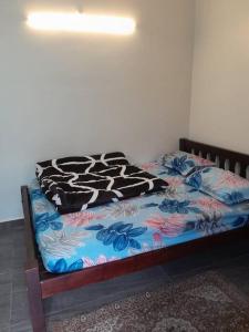 - un lit avec une couverture zébrée dans l'établissement Ohm Shanthi Kudil, à Kodaikānāl