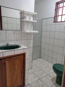 La salle de bains est pourvue d'un lavabo et de toilettes. dans l'établissement Apartamento Lopez y Azofeifa, à Portete