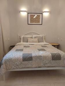 ein Schlafzimmer mit einem großen Bett in einem Zimmer in der Unterkunft Old Town Warsaw Joanna's Apartments in Warschau